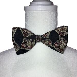 Pre-tied Bow Tie Black and Paisley